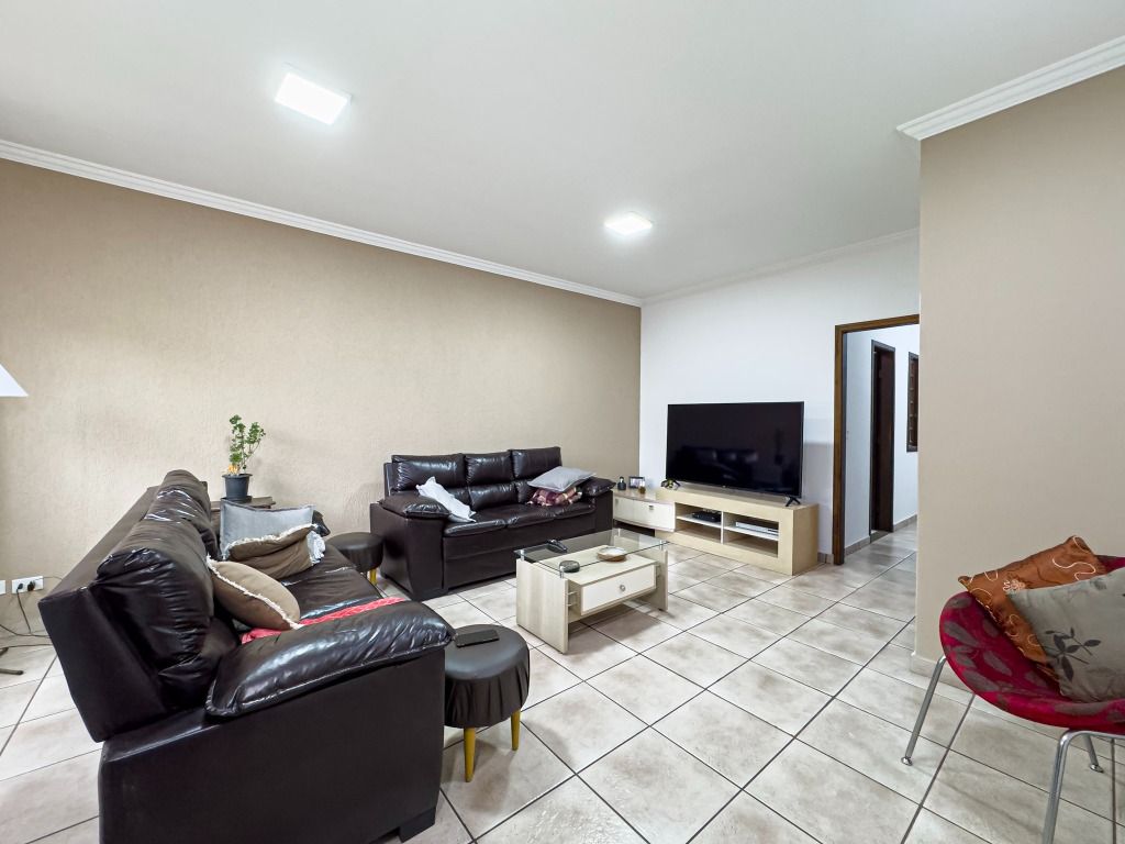 Sobrado com 3 dormitórios - 292 m² - 3 Suítes - 6 vagas