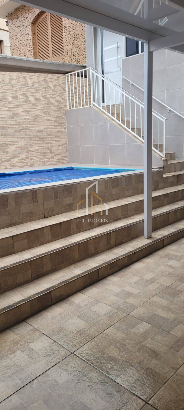 Casa assobradada à venda - Recém reformada - com Piscina Bairro Olimpico