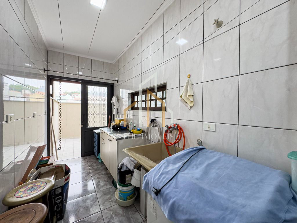 Sobrado com 3 dormitórios - 292 m² - 3 Suítes - 6 vagas